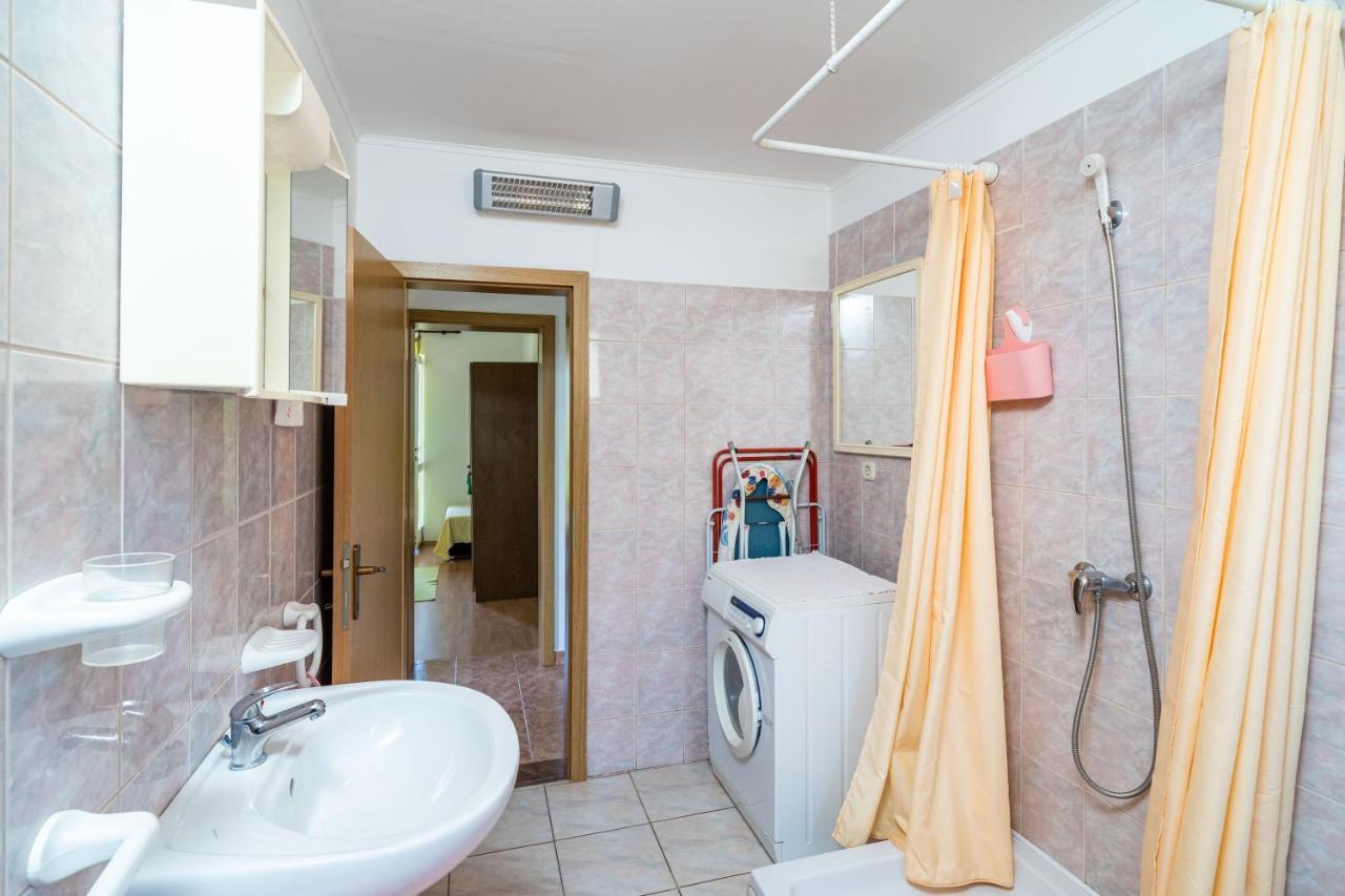 Laurel Leaf Apartment