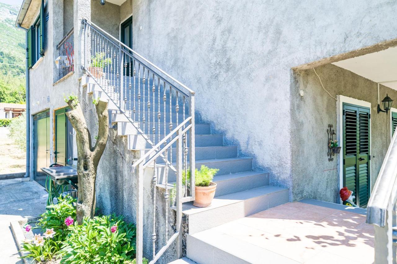 Laurel Leaf Apartment